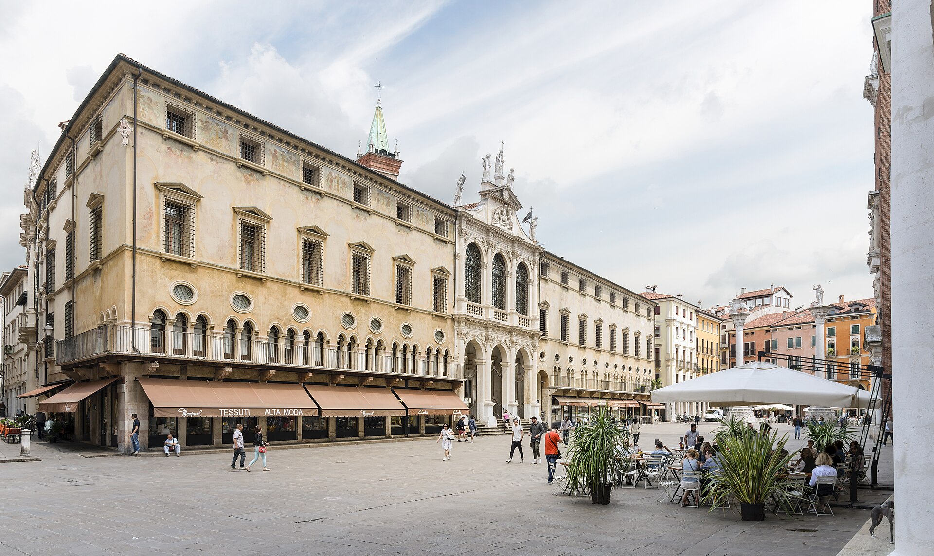 Piazza dei Signori with the Torre Bissara